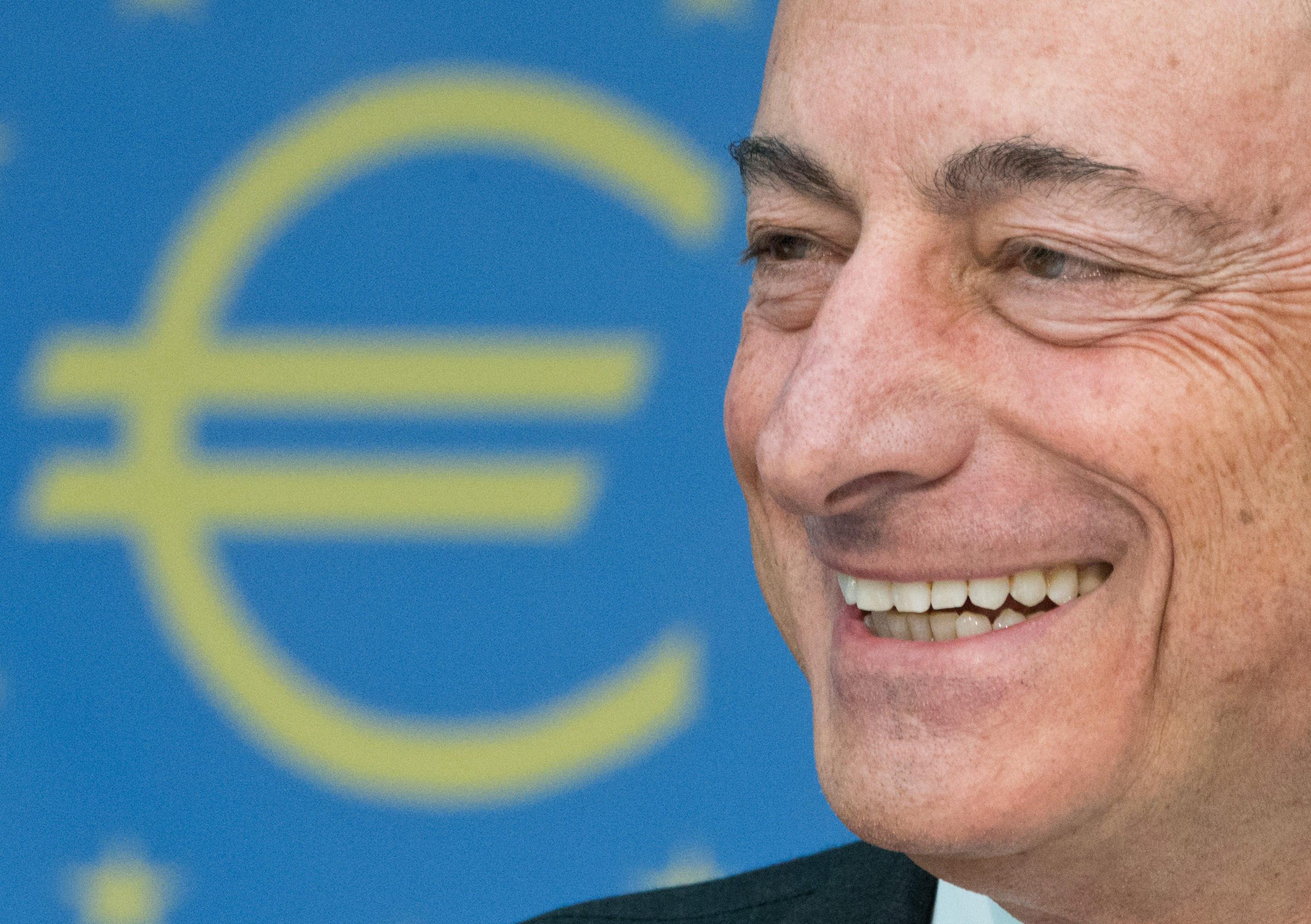 epa03809879 Mario Draghi, President of the European Central Bank (ECB), smiles during an ECB press conference in Frankfurt Main, Germany, 01 August 2013. The interest rate has remained at the record low level of 0.5 percent even though there are signs that the economy is improving in the euro zone. EPA/BORIS ROESSLER
